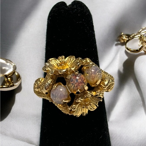 Vintage Avon Gold Tone Created Opals & Floral Ring Sz 5 to 6.5 - Picture 2 of 9